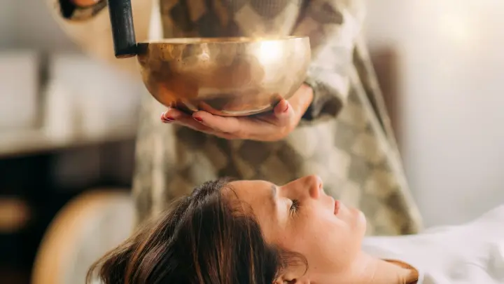 Frecuencia 432 Hz resonando en cuenco tibetano, regeneración celular y armonización energética del cuerpo Frecuencia 432 Hz resonando en cuenco tibetano, regeneración celular y armonización energética del cuerpo