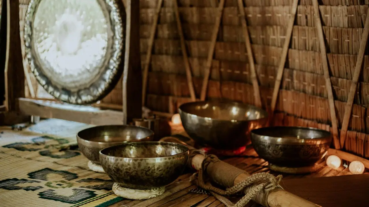 Baño de sonido o sound bath con gong y cuencos tibetanos para equilibrar la energía y promover el bienestar interior. Baño de sonido o sound bath con gong y cuencos tibetanos para equilibrar la energía y promover el bienestar interior.