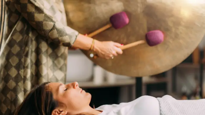 terapia de sonido con cuencos tibetanos y gong en Málaga para relajación profunda terapia de sonido con cuencos tibetanos y gong en Málaga para relajación profunda