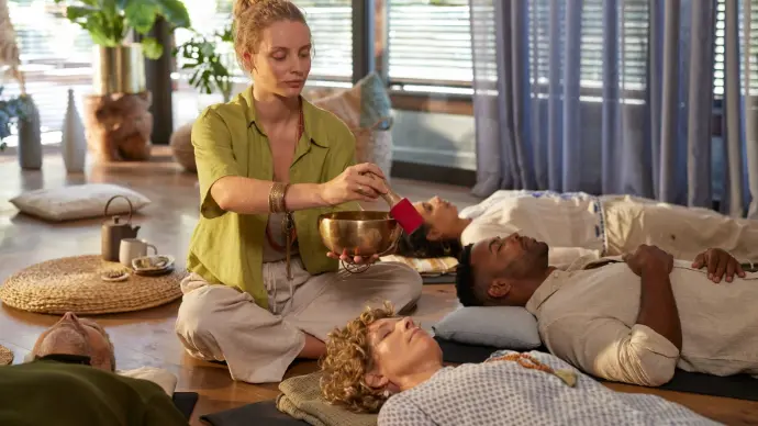 baño de sonido con cuencos tibetanos para reducir ansiedad y estrés en Málaga baño de sonido con cuencos tibetanos para reducir ansiedad y estrés en Málaga